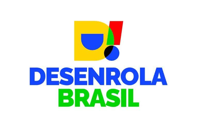 Logotipo colorido do programa Desenrola Brasil, com elementos gráficos nas cores amarela, azul, verde, preta e vermelha, acompanhado do nome "Desenrola Brasil" escrito em letras maiúsculas, sendo "Desenrola" em azul e "Brasil" em verde, simbolizando a iniciativa do governo brasileiro para renegociação de dívidas e promoção da educação financeira.