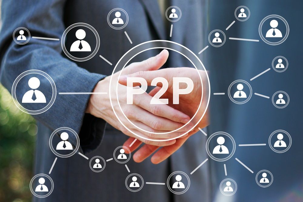 Ilustração de um aperto de mãos com ícones de conexão entre pessoas e a sigla P2P ao centro, representando a rede de empréstimo coletivo peer-to-peer lending (P2P).