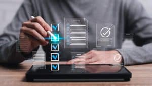 Pessoa utilizando uma caneta digital em um tablet com ícones de listas de verificação flutuantes, representando a análise e aprovação de um empréstimo pessoal de forma rápida e digital.