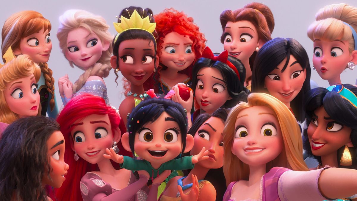 Várias princesas da Disney reunidas em uma cena animada colorida, sorrindo e tirando uma selfie juntas.