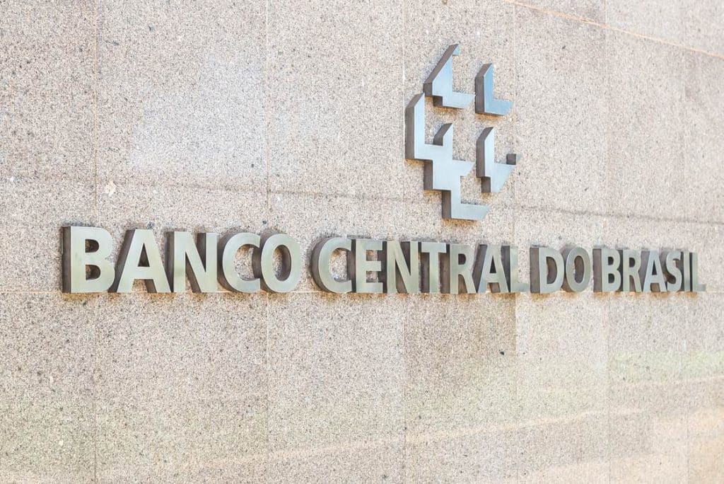 Fachada do edifício do Banco Central do Brasil com o logotipo em destaque, representando a instituição responsável pelo relatório do Banco Central e pela análise das políticas econômicas e financeiras do país.