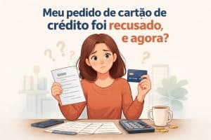 Ilustração de uma mulher jovem sentada à mesa com expressão de preocupação, segurando um cartão de crédito em uma mão e um papel com informações financeiras na outra. Sobre a mesa há uma calculadora, documentos, um celular, moedas e uma xícara de café. Ao fundo, um ambiente doméstico suave e desfocado. No topo da imagem, o texto diz: “Meu pedido de cartão de crédito foi recusado, e agora?”. A cena representa dúvidas e insegurança financeira após a recusa de crédito.