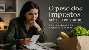 Mulher organizando orçamento doméstico enquanto analisa recibos e compras de supermercado, representando o impacto dos impostos sobre o consumo no planejamento financeiro mensal das famílias brasileiras.